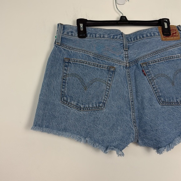 Levi’s Women’s 501 Distressed, Buttonfly, Frayed Hem Denim/Jean Shorts. Size 32. - Picture 6 of 12